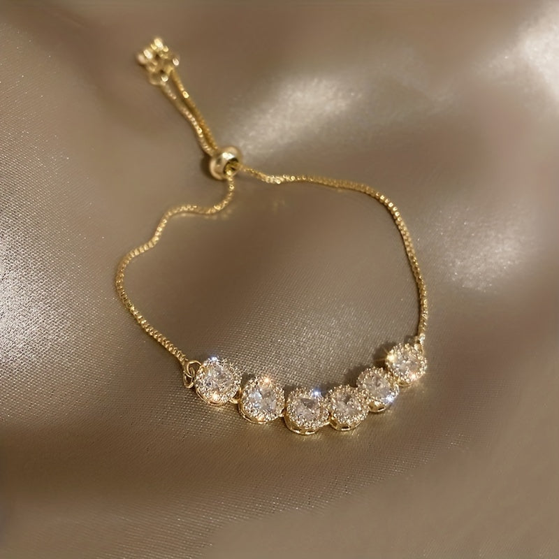 A square bracelet made of zirconia plated in real gold. 