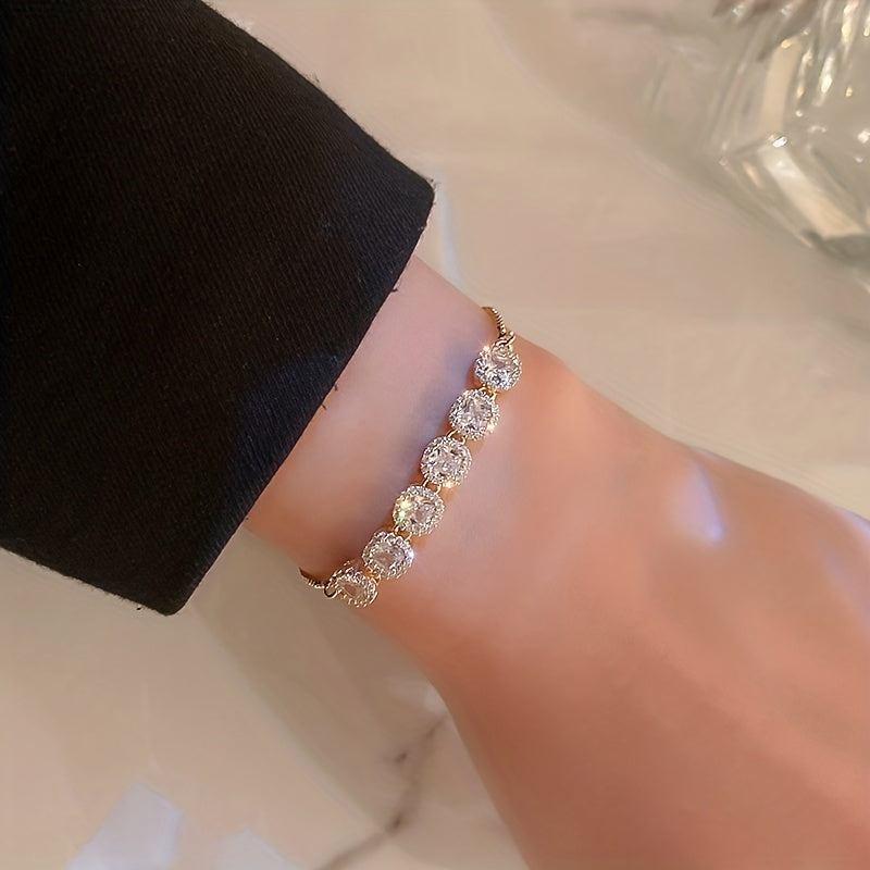 A square bracelet made of zirconia plated in real gold. 