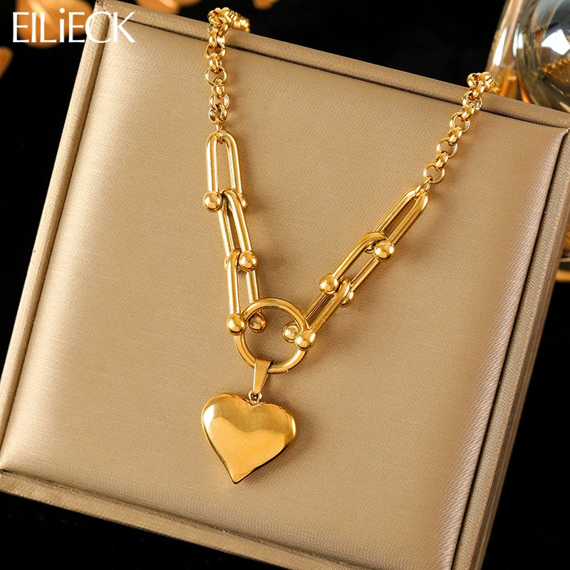 Luxurious gold pendant necklace 