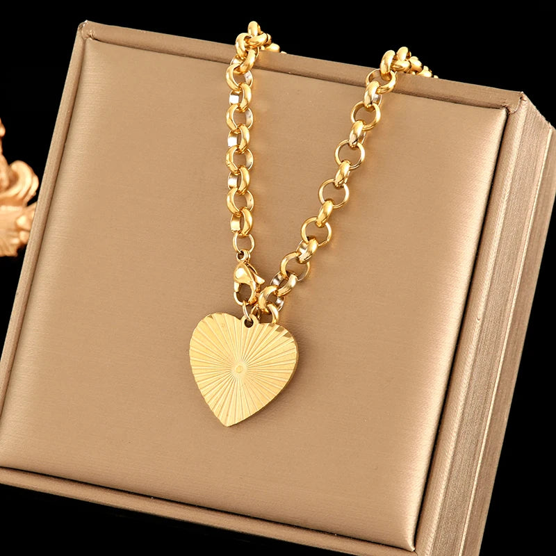 Luxurious gold pendant necklace 