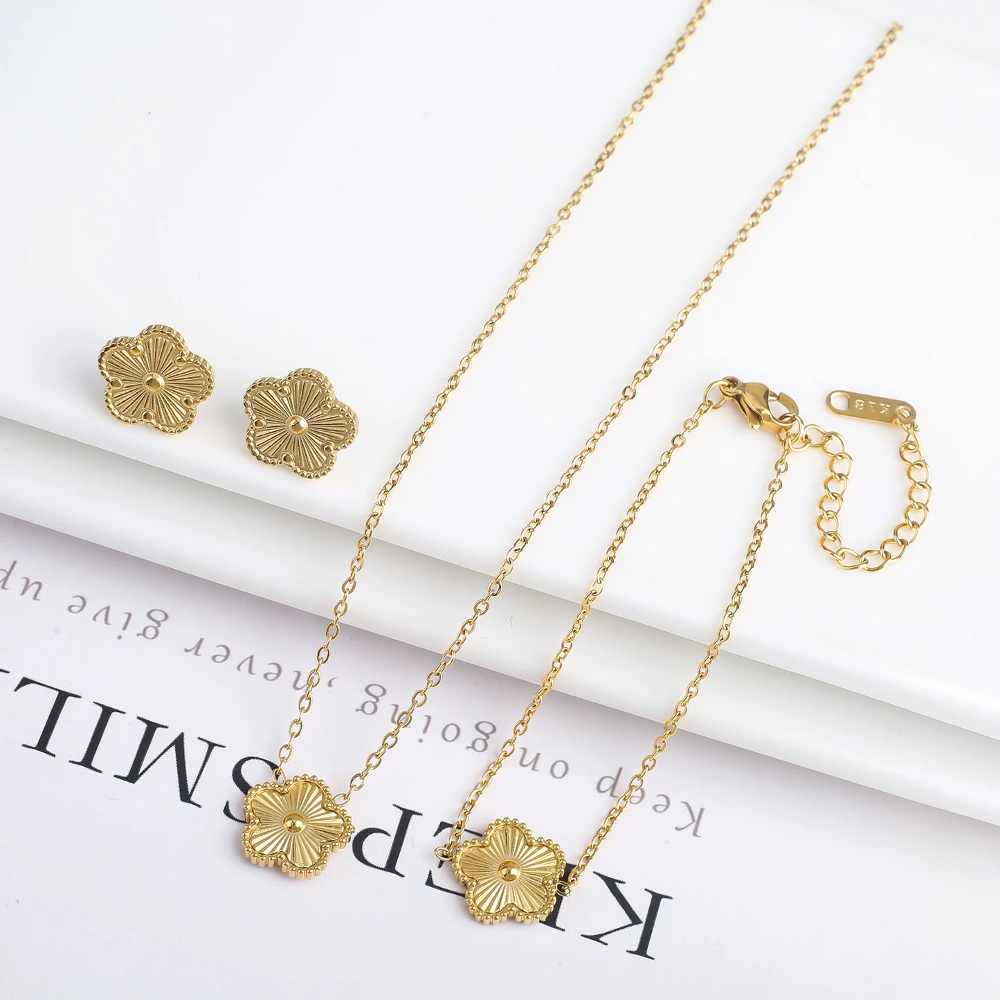 Gold five-leaf flower necklace 