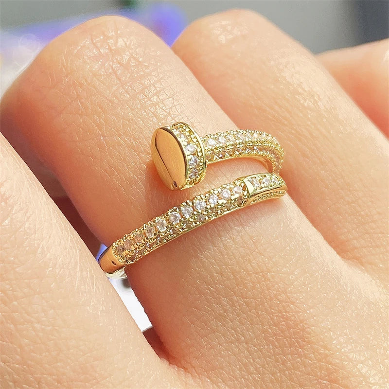 Luxurious gold ring 