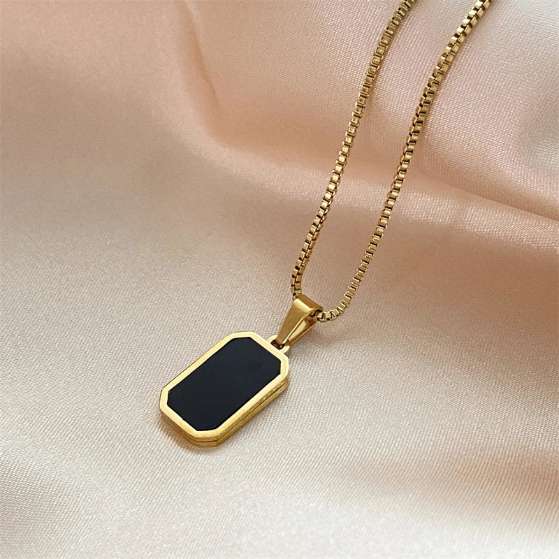 Minimalist rectangular pendant necklace in gold color 