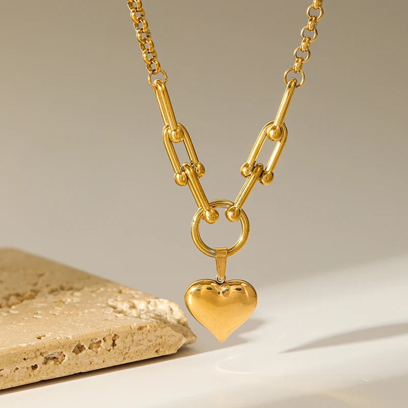 Luxurious gold pendant necklace 