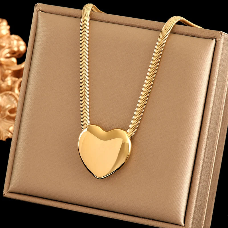 Luxurious gold pendant necklace 