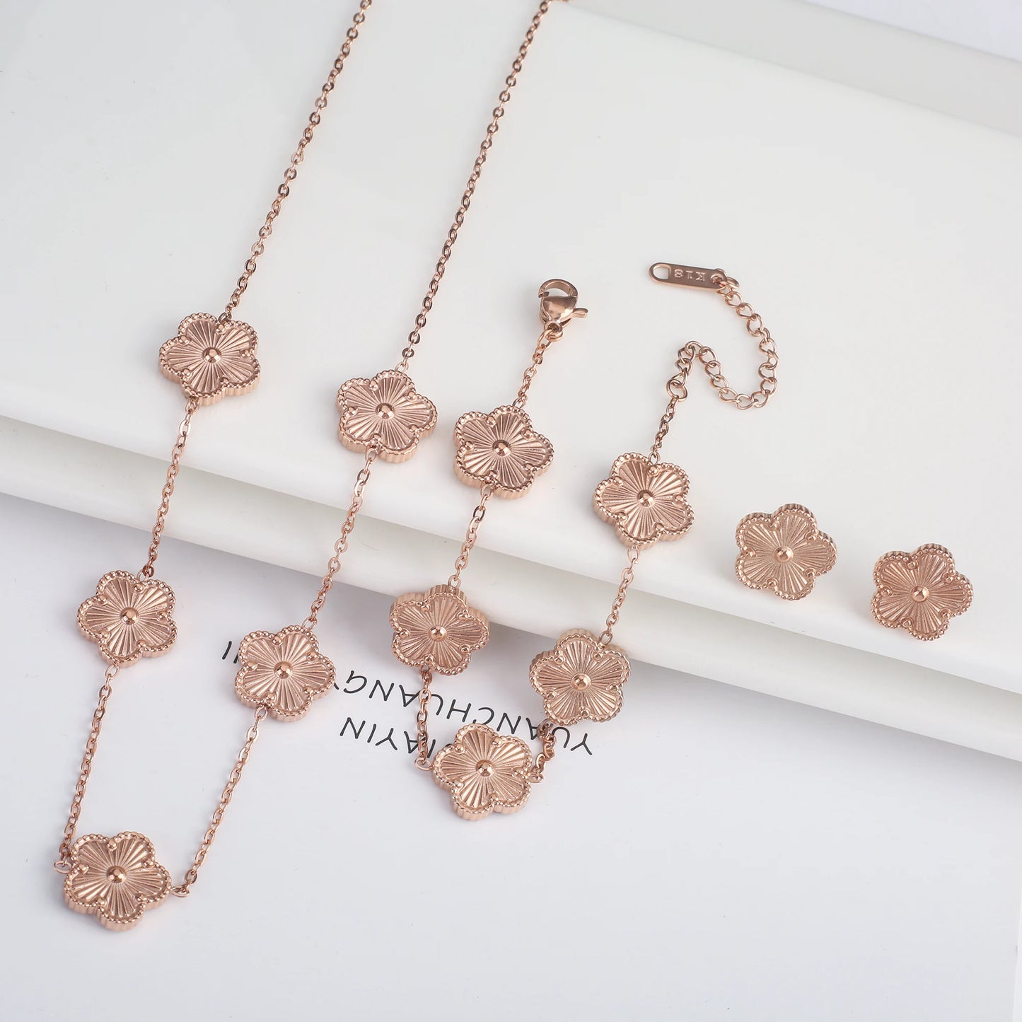 Gold five-leaf flower necklace 