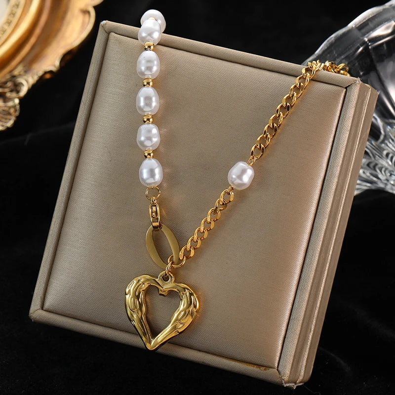 Luxurious gold pendant necklace 