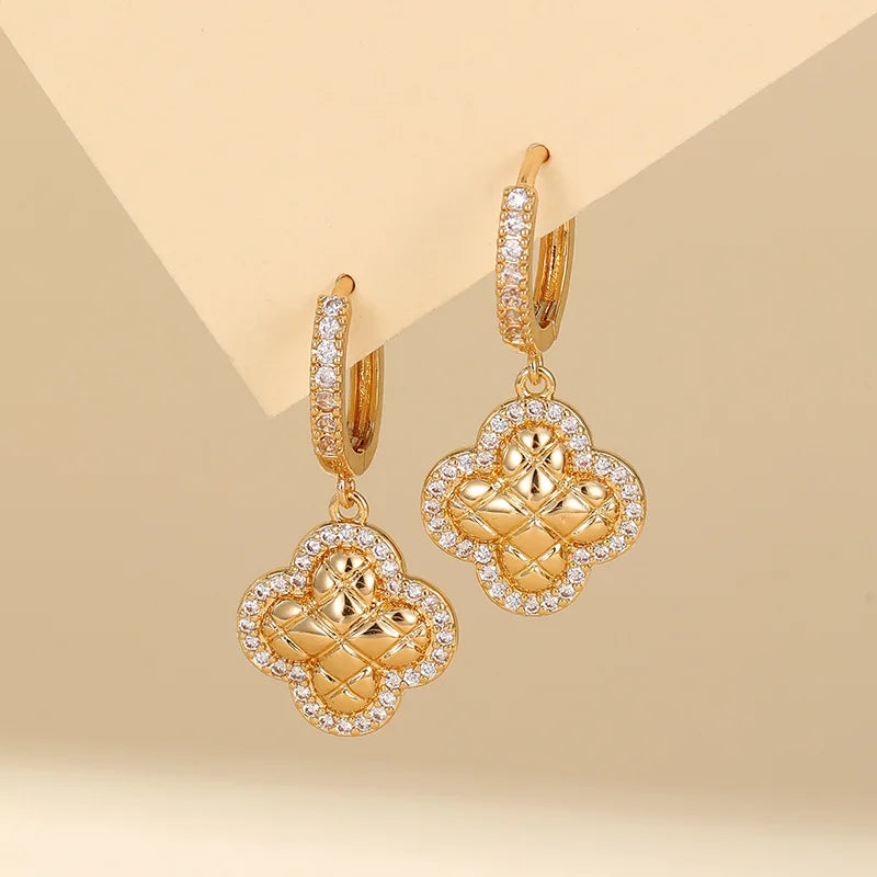 Luxurious golden clover earrings 