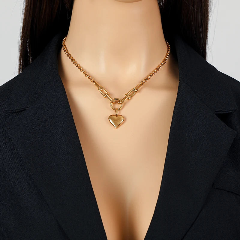 Luxurious gold pendant necklace 