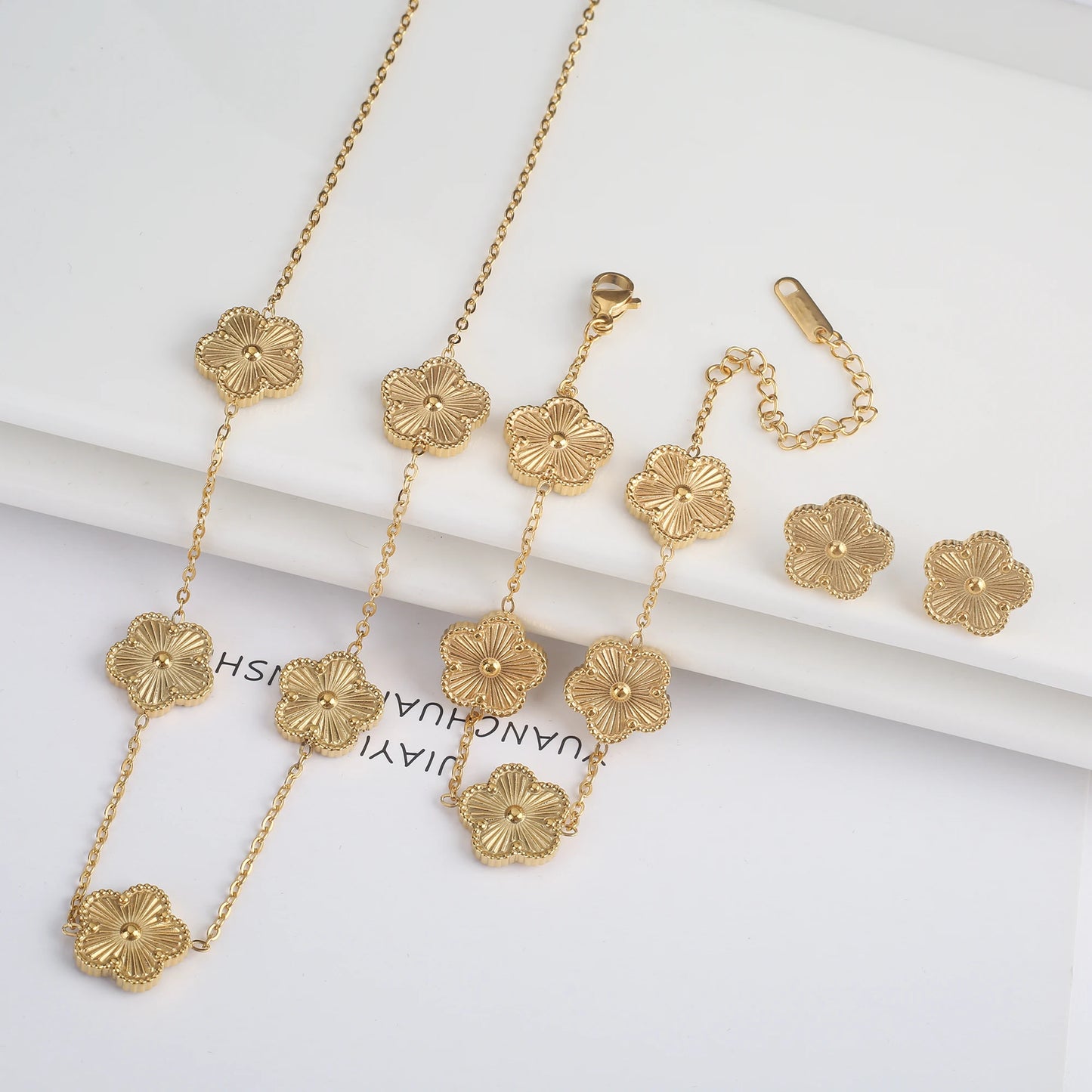 Gold five-leaf flower necklace 