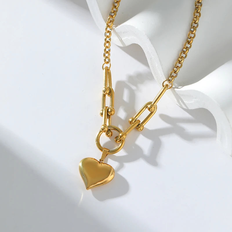 Luxurious gold pendant necklace 