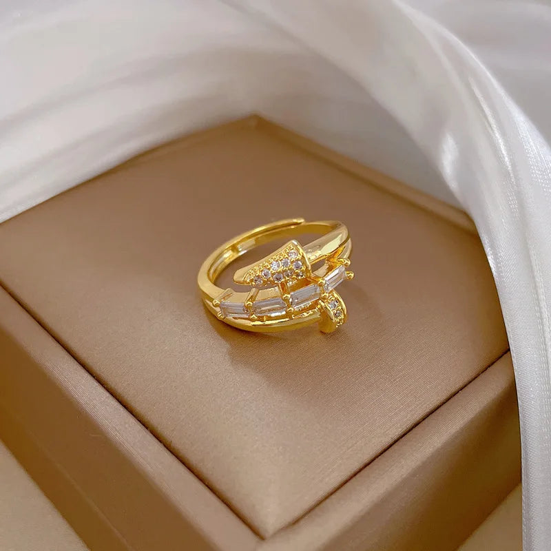 Luxurious gold ring 