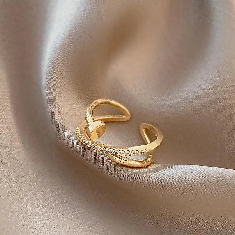 Luxurious gold ring 