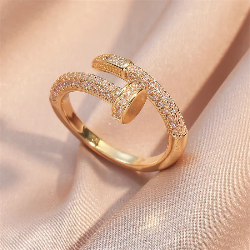 Luxurious gold ring 