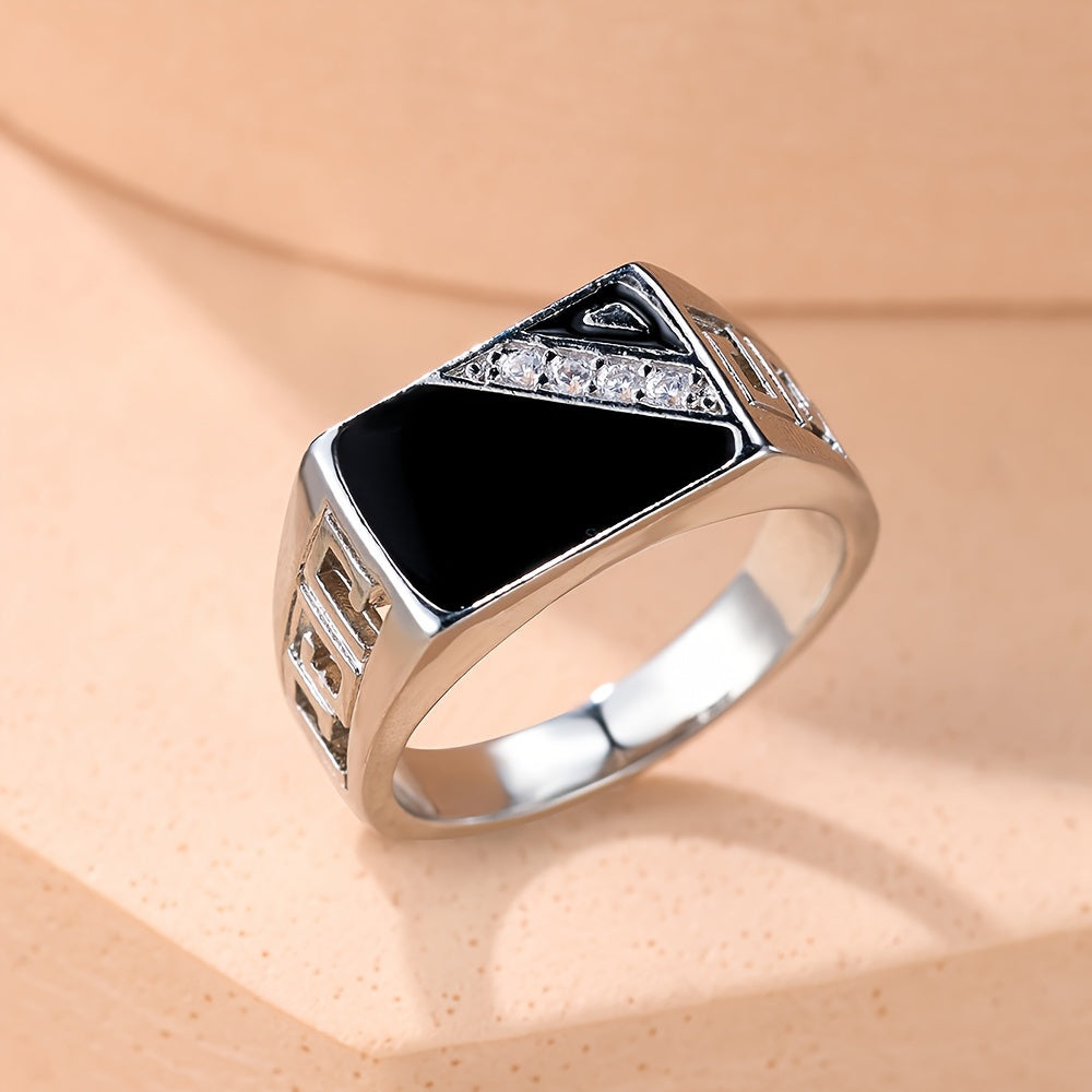 Classic triangular ring with oil drop