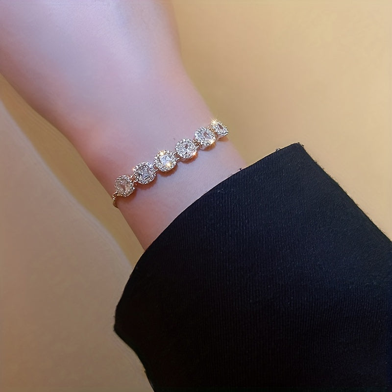 A square bracelet made of zirconia plated in real gold. 